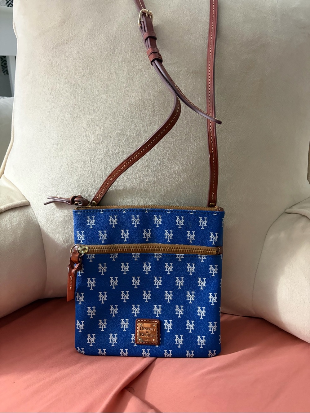 Dooney & Bourke New York Mets Crossbody with Tan Trim - Picture 3 of 4